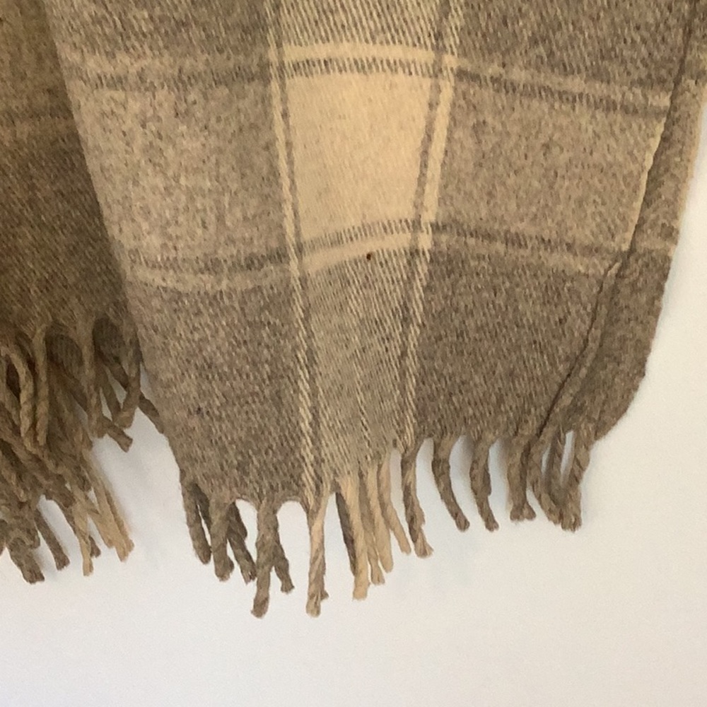 Poncho - Picture 3 of 3